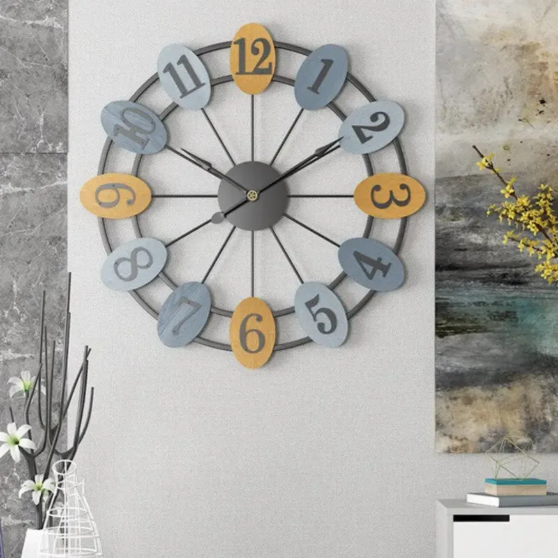 Industriële wandklok in kleurrijk metaal