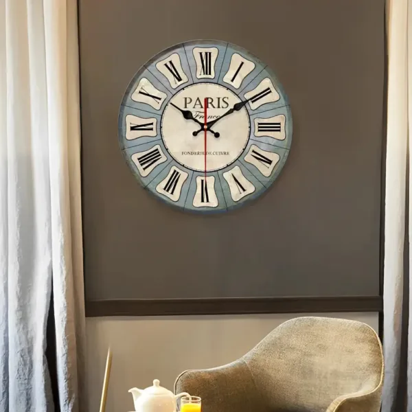 Antieke ronde wandklok met houten afwerking
