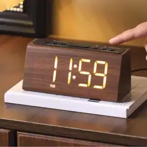 Houten digitale wekker, donker of licht
