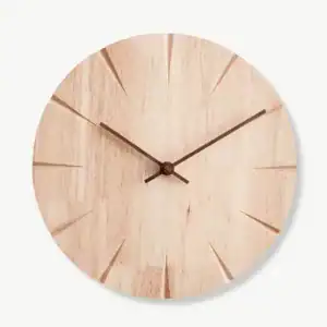 Houten wandklok met houtsnijwerk