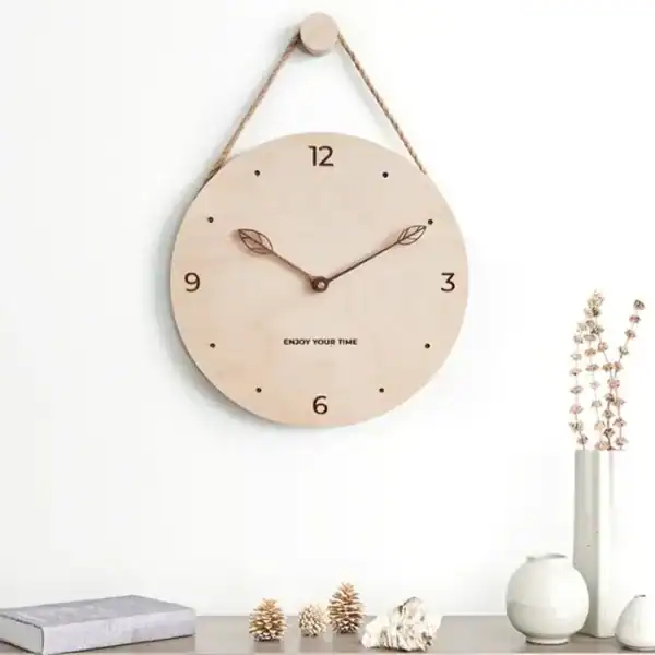 Houten wandklok, naturel, met bladmotief of zwart, foto 2