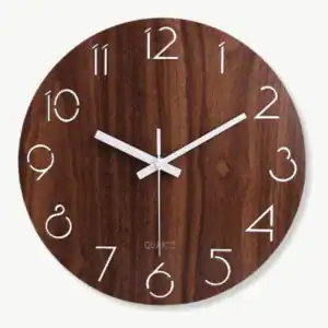 Klassieke houten wandklok, tijdloos design