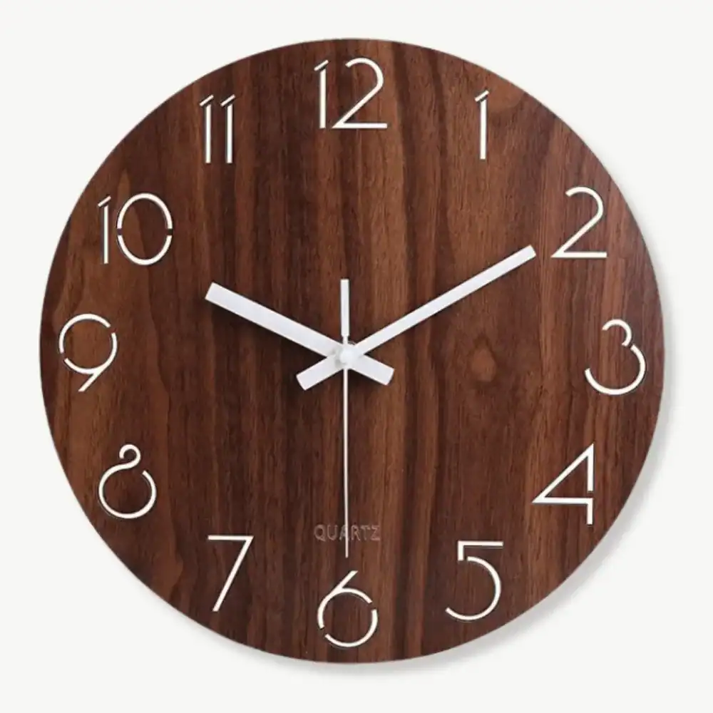 Klassieke houten wandklok, tijdloos design