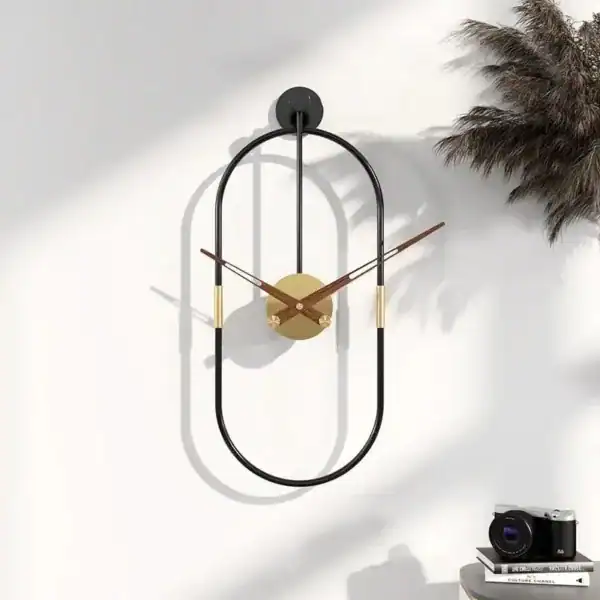 Ovale wandklok, zwart met houten wijzers, foto 2
