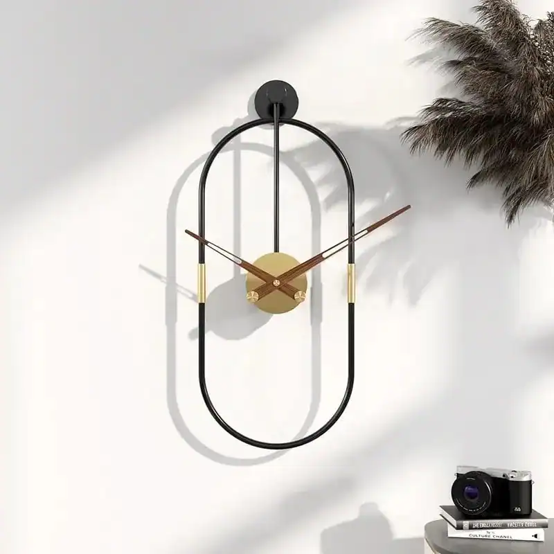 Ovale wandklok, zwart met houten wijzers, foto 2