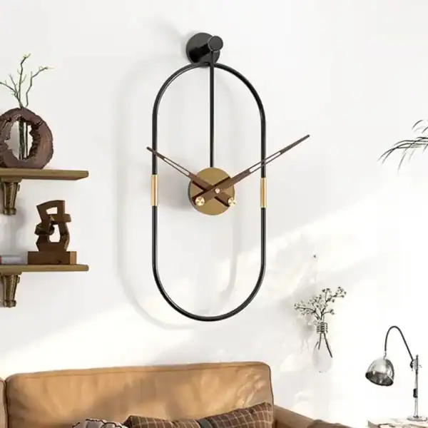 Ovale wandklok, zwart met houten wijzers, foto 4