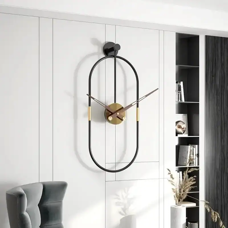 Ovale wandklok, zwart met houten wijzers, foto 5