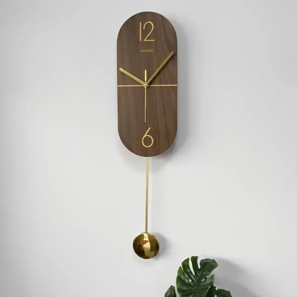 Slingerklok van notenhout met goud