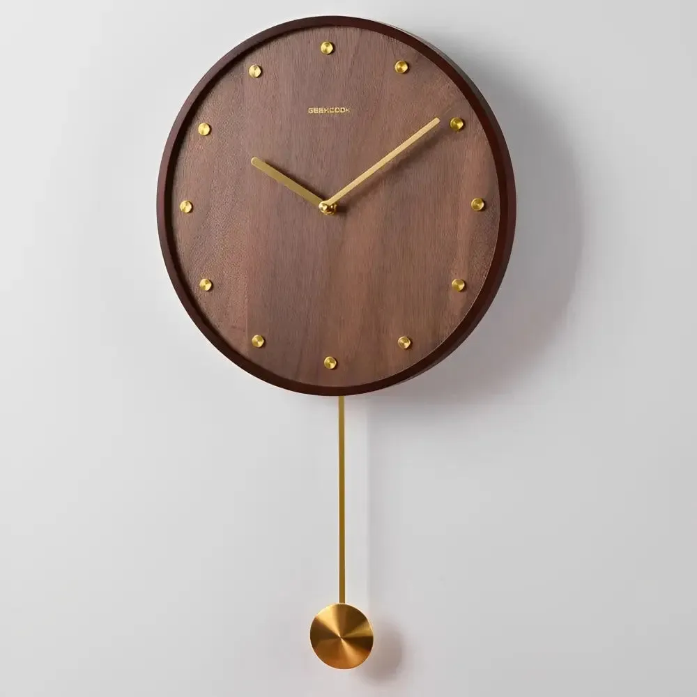 Moderne wandklok met slinger, eigentijds design