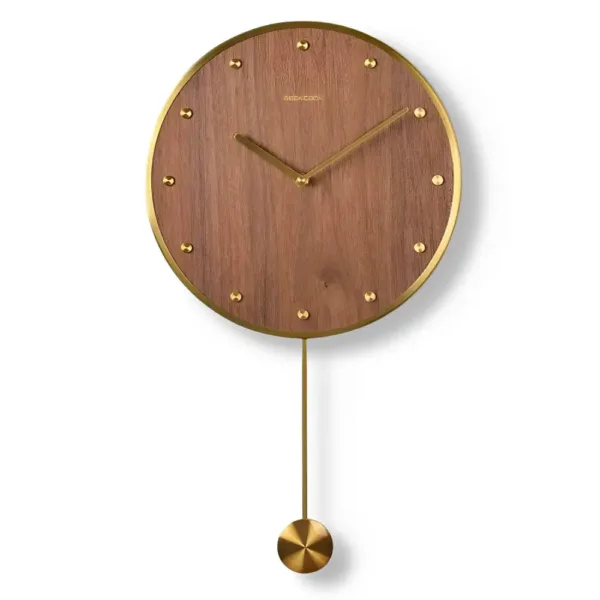 Moderne wandklok met slinger, eigentijds design