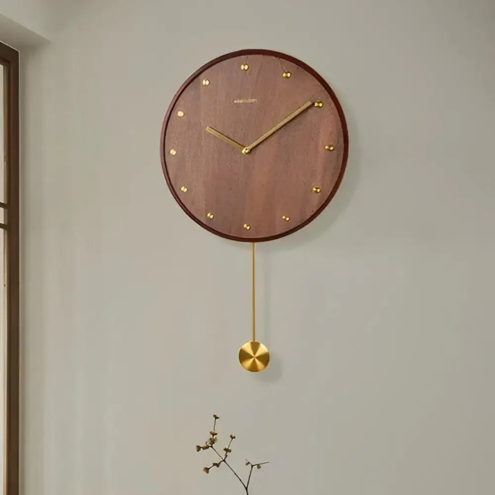 Moderne wandklok met slinger, eigentijds design