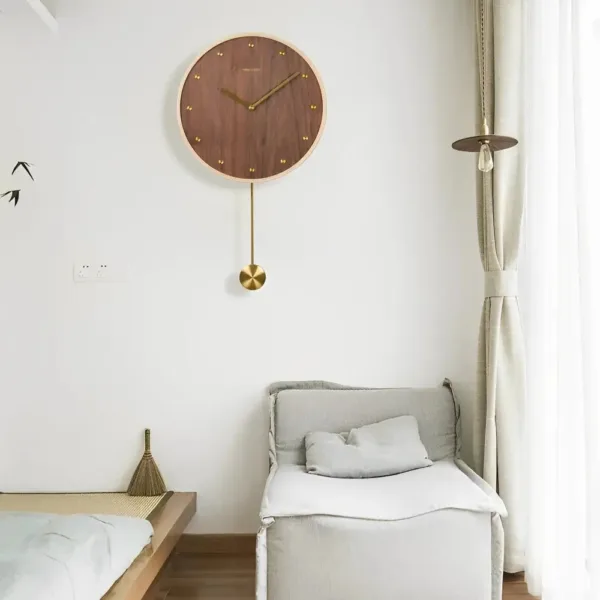Moderne wandklok met slinger, eigentijds design