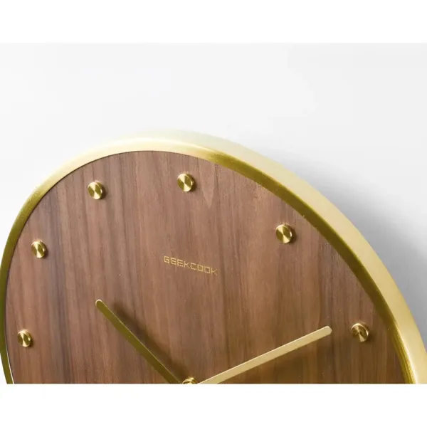 Moderne wandklok met slinger, eigentijds design