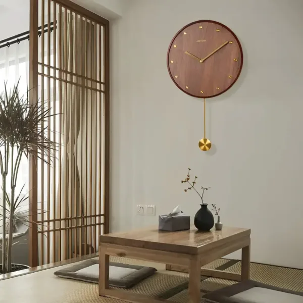 Moderne wandklok met slinger, eigentijds design