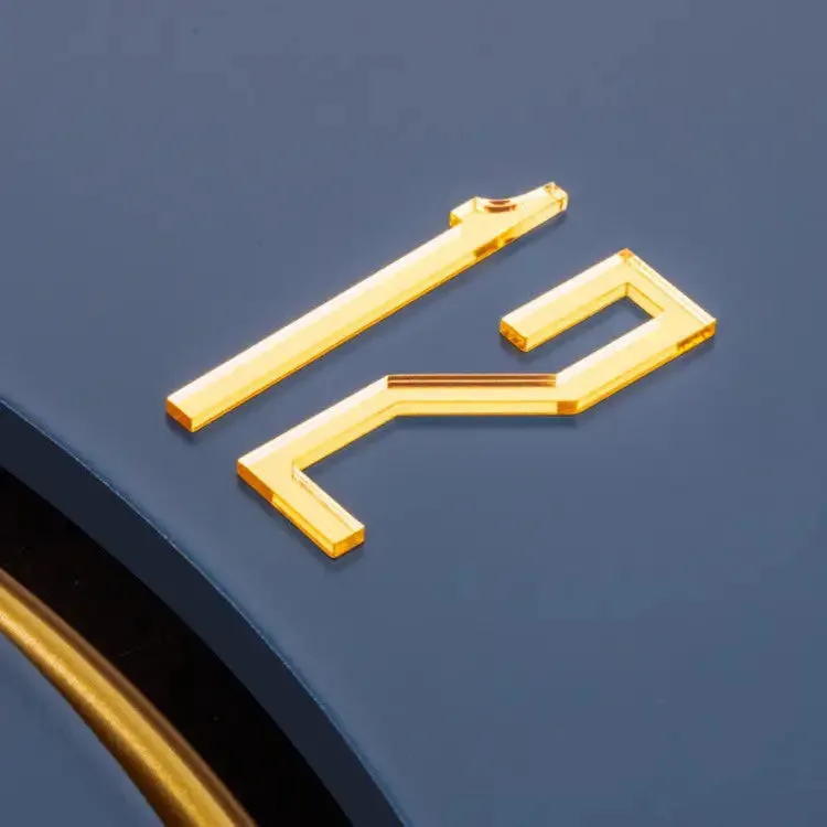 Design wandklok met slinger, verschillende maten