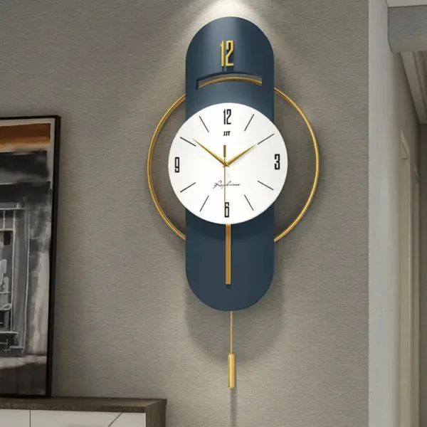 Design wandklok met slinger, verschillende maten