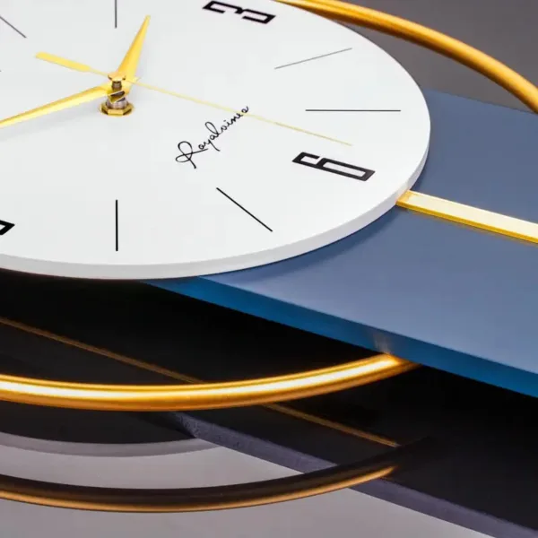 Design wandklok met slinger, verschillende maten