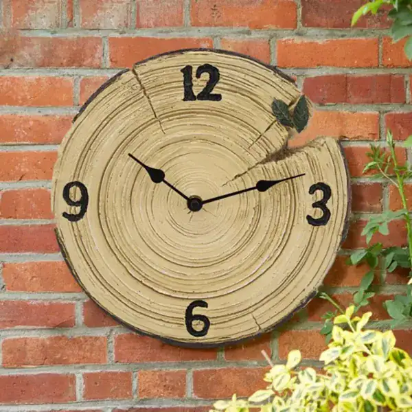 Wandklok in houtlook retro, in de vorm van een boomstam, foto 2