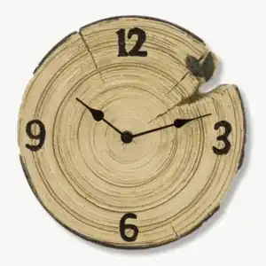 Wandklok in houtlook retro, in de vorm van een boomstam