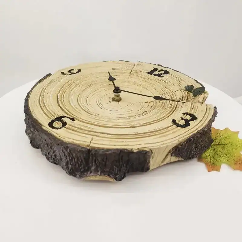 Wandklok in houtlook retro, in de vorm van een boomstam, foto 4