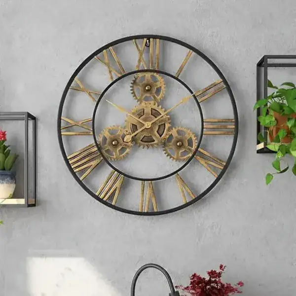 Wandklok met gouden tandwielen en Romeinse cijfers, foto 2