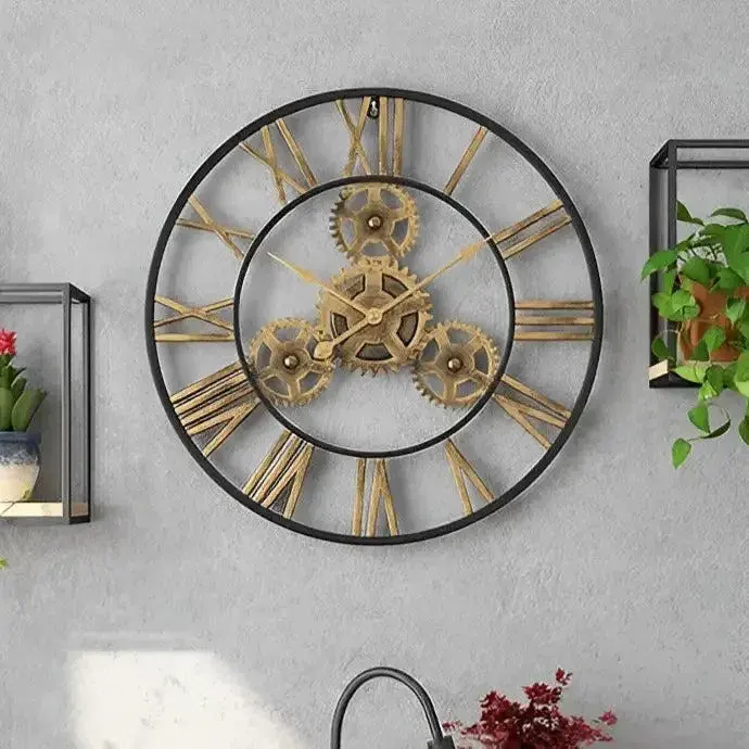 Wandklok met gouden tandwielen en Romeinse cijfers, foto 2
