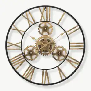 Wandklok met gouden tandwielen en Romeinse cijfers