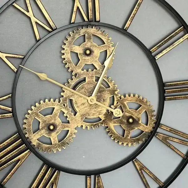 Wandklok met gouden tandwielen en Romeinse cijfers, foto 3