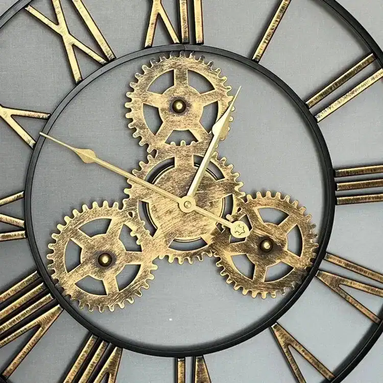 Wandklok met gouden tandwielen en Romeinse cijfers, foto 3