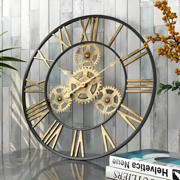Wandklok met gouden tandwielen en Romeinse cijfers, foto 4