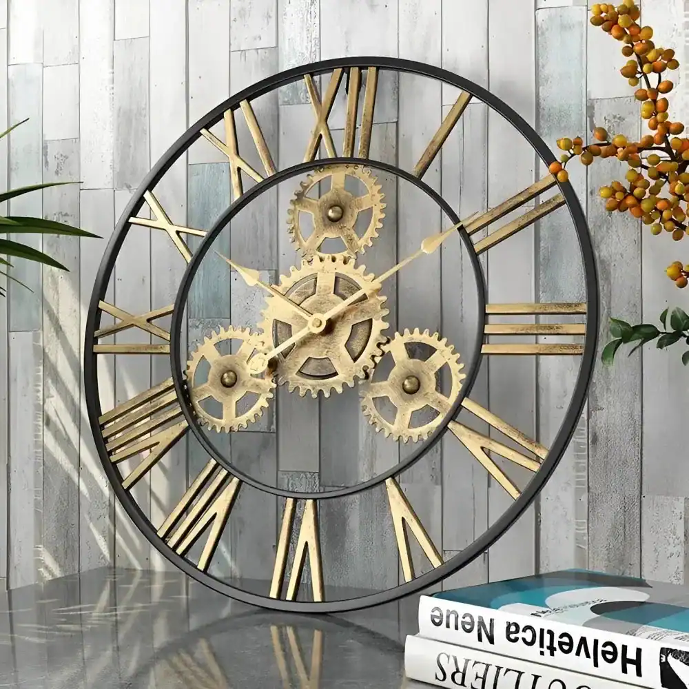 Wandklok met gouden tandwielen en Romeinse cijfers, foto 4