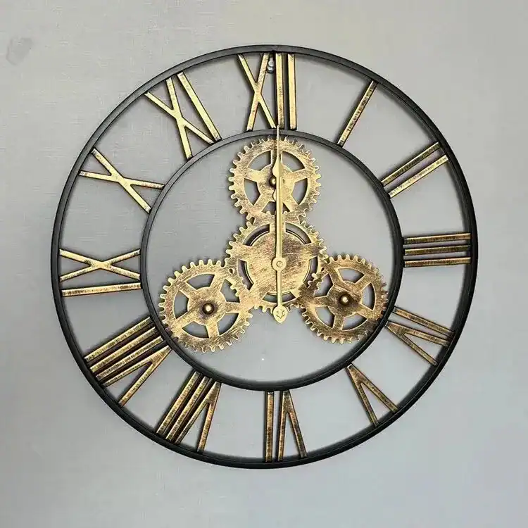 Wandklok met gouden tandwielen en Romeinse cijfers, foto 5