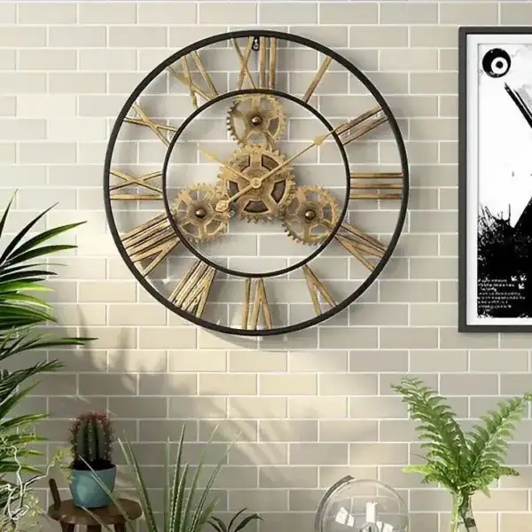 Wandklok met gouden tandwielen en Romeinse cijfers, foto 6