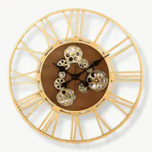 Wandklok met tandwielen, houten en metalen elementen