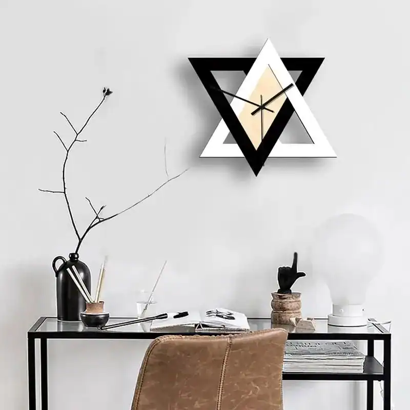 Wandklok met twee gekruiste driehoeken, zwart en wit, foto 2