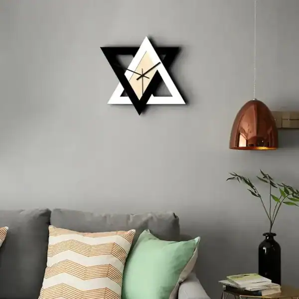 Wandklok met twee gekruiste driehoeken, zwart en wit, foto 3