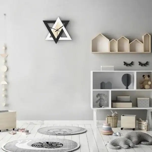 Wandklok met twee gekruiste driehoeken, zwart en wit, foto 4