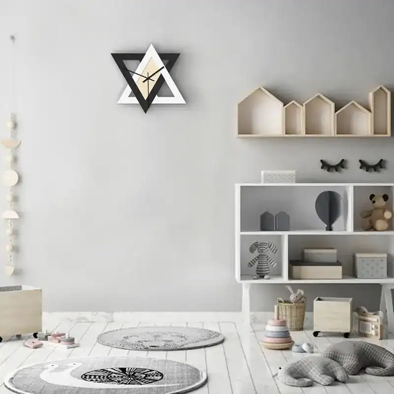 Wandklok met twee gekruiste driehoeken, zwart en wit, foto 4