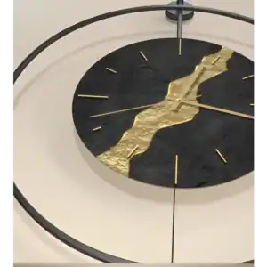 Wandklok zwart en goud, kintsugi stijl