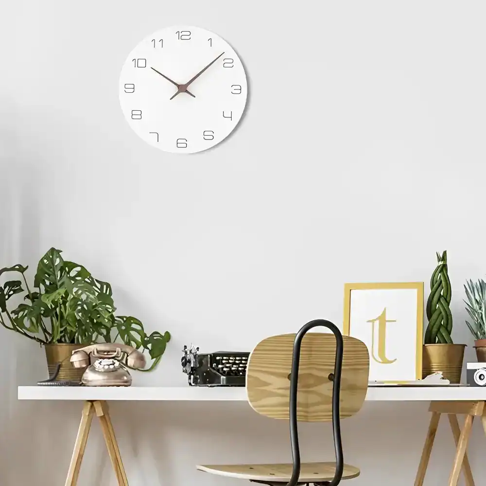 Witte houten wandklok, strak en modern, foto 2