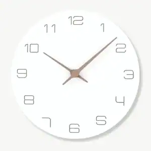 Witte houten wandklok, strak en modern