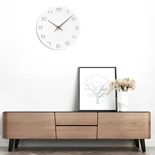 Witte houten wandklok, strak en modern, foto 3
