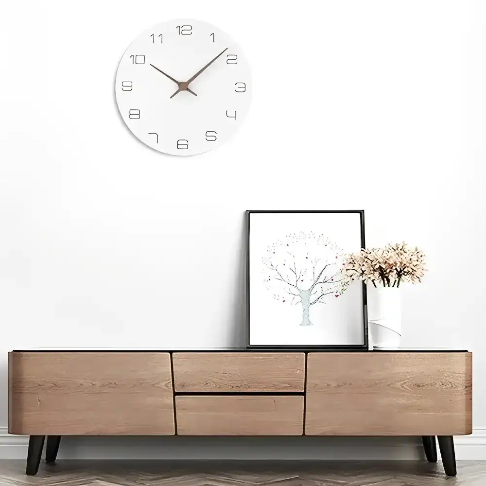 Witte houten wandklok, strak en modern, foto 3