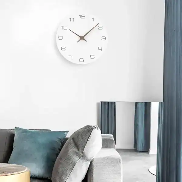 Witte houten wandklok, strak en modern, foto 4