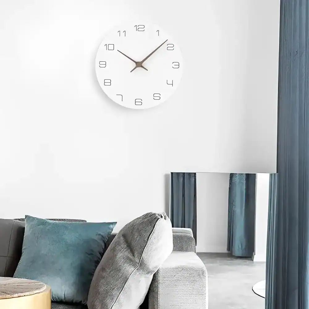 Witte houten wandklok, strak en modern, foto 4