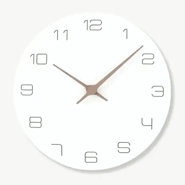 Witte houten wandklok, strak en modern