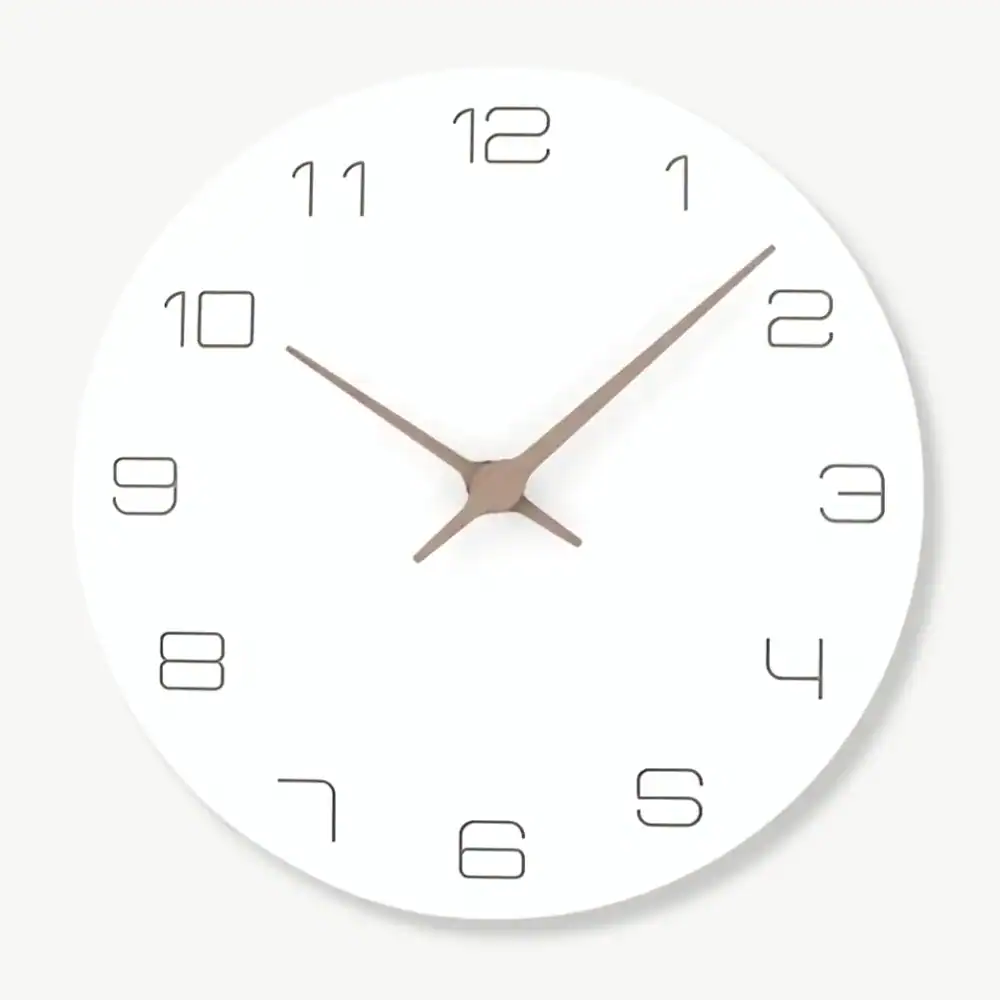 Witte houten wandklok, strak en modern