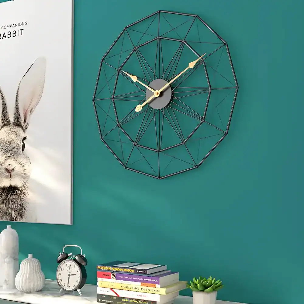 Zwarte metalen wandklok, opengewerkt met gouden wijzers, foto 2