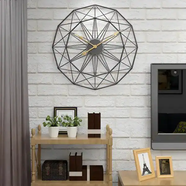 Zwarte metalen wandklok, opengewerkt met gouden wijzers, foto 3