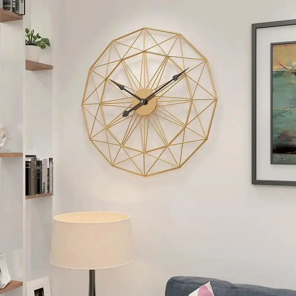 Zwarte metalen wandklok, opengewerkt met gouden wijzers, foto 4